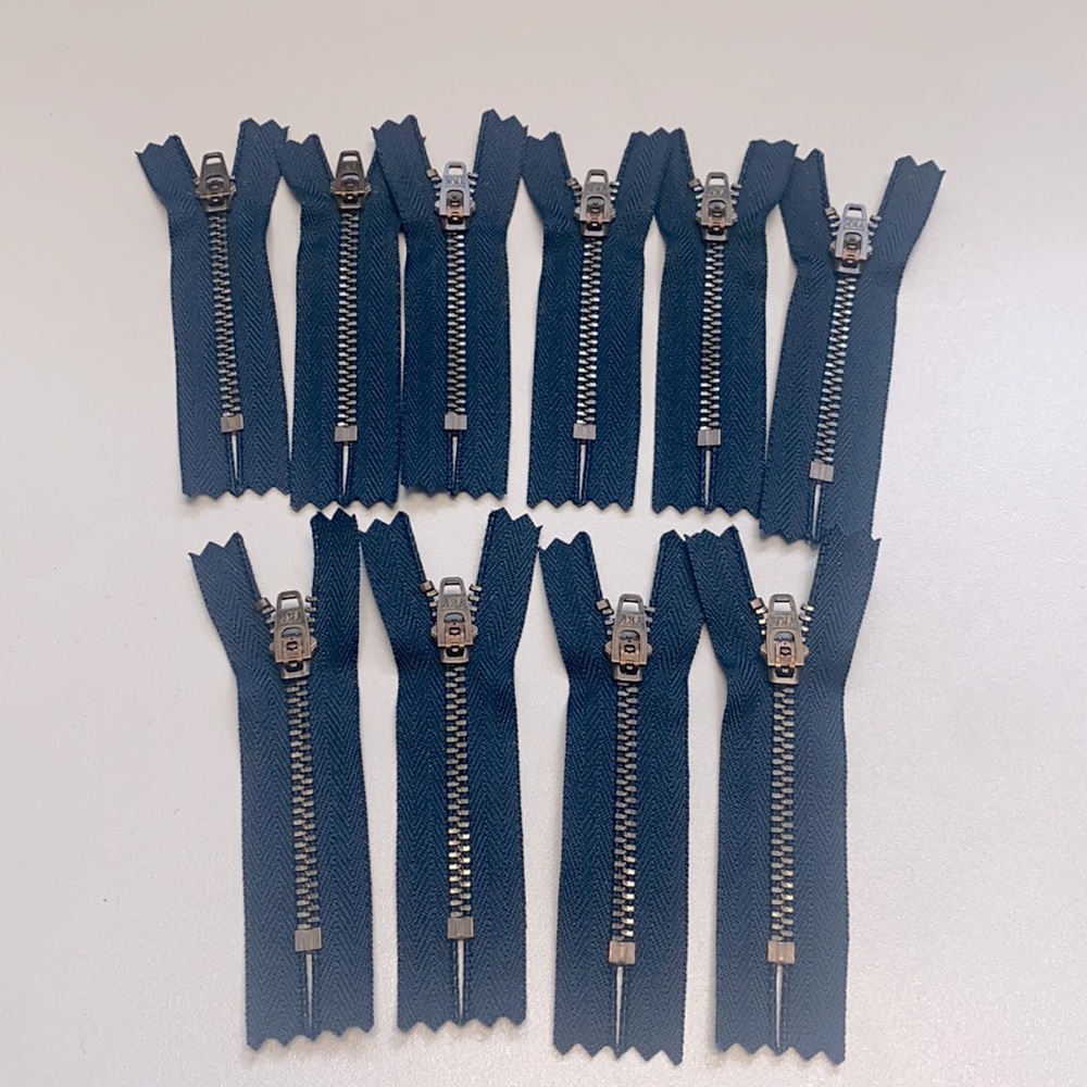 10 Closed metal zippers